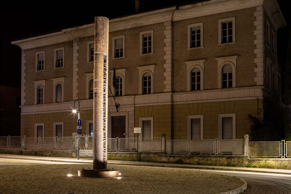 Illuminazione Colonna del Viaggiatore Spoleto Arnaldo Pomodoro - I-DEA Luce architettura