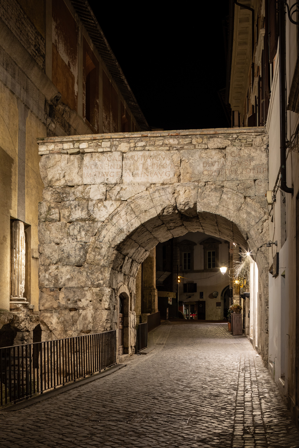 illuminazione Spoleto Arco di Druso - I-DEA luce architettura