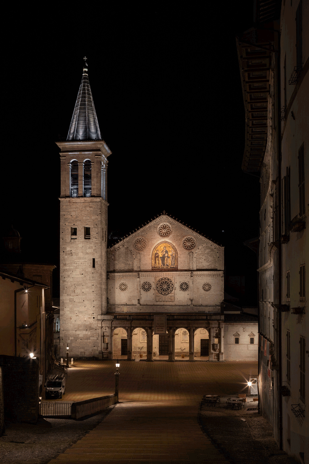 Illuminazione dinamica Piazza Duomo Spoleto I-DEA Luce architettura
